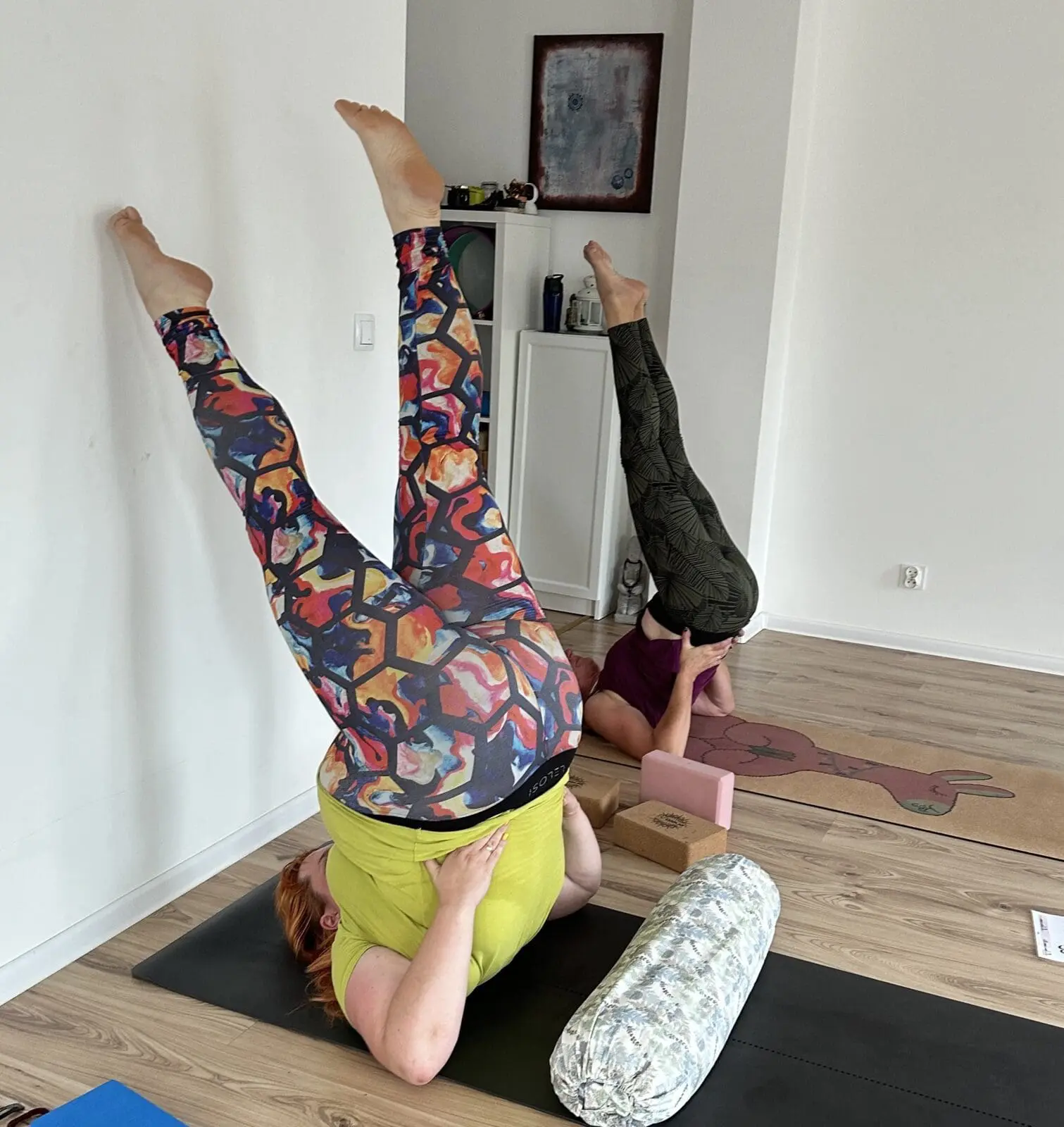 3 joginki w pozycji Salamba Sarvangasana podczas praktyki Ashtanga Mysore