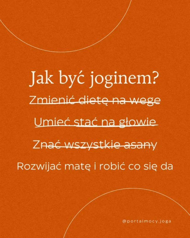 Bycie joginem nie oznacza przychodzenie codziennie do studio jogi, nie oznacza najgłębszego wygięcia w tył czy najspokojniejszego umysłu w sali.
Oznacza to, że wciąż pojawiasz się na macie z uczciwością wobec siebie.

Będą dni kiedy masz moc skupienie i spokój. Będą dni kiedy Twoja praktyka to kilka minut oddechu, jedna pozycja albo po prostu wybór, żeby słuchać zamiast przeć do przodu.
To wciąż się liczy.

Joga zawsze była praktyką powracania. Powracania do ciała. Powracania do oddechu. Powracania do tej części siebie, która potrzebuje zacząć od nowa.

Więc pojaw się.
Zrób co możesz.
I niech Ci to na dziś wystarczy.