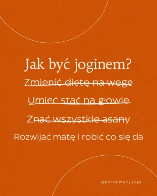 Bycie joginem nie oznacza przychodzenie codziennie do studio jogi, nie oznacza najgłębszego wygięcia w tył czy najspokojniejszego umysłu w sali.
Oznacza to, że wciąż pojawiasz się na macie z uczciwością wobec siebie.

Będą dni kiedy masz moc skupienie i spokój. Będą dni kiedy Twoja praktyka to kilka minut oddechu, jedna pozycja albo po prostu wybór, żeby słuchać zamiast przeć do przodu.
To wciąż się liczy.

Joga zawsze była praktyką powracania. Powracania do ciała. Powracania do oddechu. Powracania do tej części siebie, która potrzebuje zacząć od nowa.

Więc pojaw się.
Zrób co możesz.
I niech Ci to na dziś wystarczy.