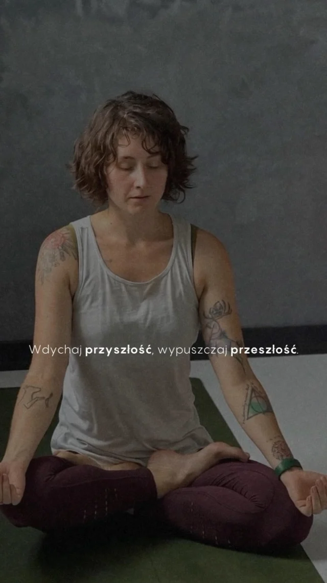 Czujesz to? Ten moment, kiedy stajesz na macie i wiesz, że następna godzina należy tylko do Ciebie. Żadnych wymówek, żadnego „jutro zacznę” tylko Ty, oddech i energia, która budzi się w Twoim ciele z każdym ruchem.

W Portalu Mocy wierzymy, że siła nie polega na tym, żeby cisnąć bardziej niż inni - polega na tym, żeby zatrzymać się na chwilę i naprawdę poczuć, gdzie jesteś. Nasze zajęcia to miejsce, w którym możesz zwolnić, odetchnąć głębiej i odbudować kontakt ze sobą. I właśnie w tym zatrzymaniu rodzi się prawdziwa moc -ta, która zostaje z Tobą długo po zejściu z maty.
Nieważne, czy stawiasz pierwsze kroki, czy jesteś tu regularnie- liczy się to, że dajesz z siebie wszystko, tu i teraz. U nas nie ma miejsca na stagnację. Jest za to przestrzeń, żeby przełamywać własne granice, budować siłę od środka i codziennie stawać się lepszą wersją siebie.

Nie czekaj na idealny moment - stwórz go sam! Dołącz do nas na macie w Portalu Mocy i poczuj, jak wygląda prawdziwa transformacja. Wdychaj przyszłość, wypuszczaj przeszłość i zacznij działać już dziś! 💥

#PortalMocy #joga #siła #energia #transformacja #nowyty #motywacja #mocwewnątrz