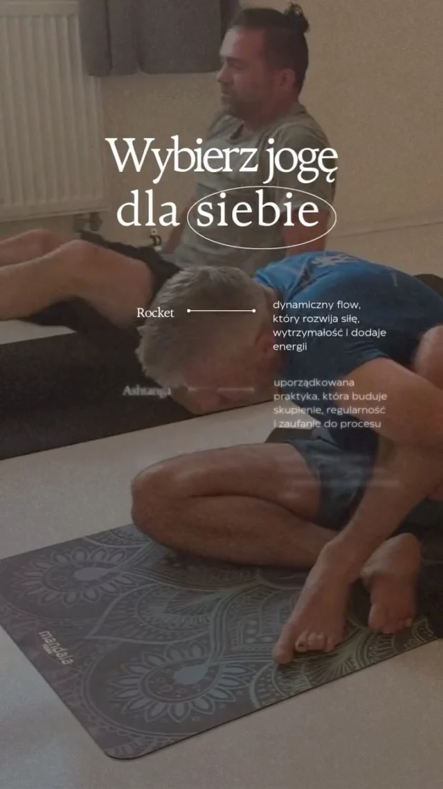 Nie każda joga musi Ci odpowiadać. Możesz wyjść z jednych zajęć zachwycona, a po innych pomyśleć: „To chyba nie dla mnie”. Warto poznać różnice.

Rocket 
Dynamiczna praktyka dla osób, które lubią płynny ruch, wyzwania i próbowanie nowych rzeczy. Bywa intensywnie, a część pozycji wymaga przygotowania.

Ashtanga 
Uporządkowana praktyka, w której wracasz do znanej kolejności pozycji. Z czasem łatwiej zauważyć drobne zmiany we własnym ruchu.

Hatha 
Zwykle daje więcej czasu na poznanie ustawienia i spokojne wejście w pozycję. Dobrze sprawdzić poziom konkretnej grupy.

Nidra 
Prowadzona praktyka odpoczynku, najczęściej w leżeniu. Bez sekwencji asan, z uwagą skierowaną na ciało i doświadczenie chwili.

Jeśli wahasz się między zajęciami, opowiedz nam, czego szukasz. Pomożemy wybrać.