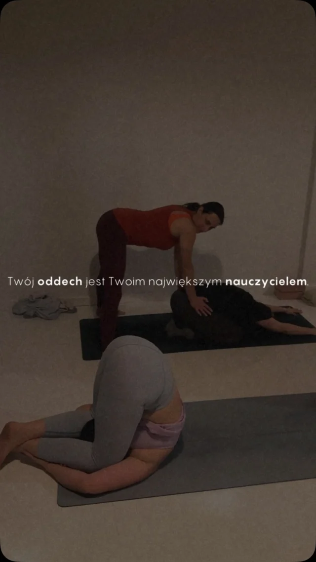 Twój oddech jest Twoim największym nauczycielem.
Nie trzeba szukać go daleko - jest tu, teraz, w każdej chwili. Kiedy pojawia się napięcie, oddech pierwszy o tym mówi. Kiedy jest spokój, też to widać.

Praktyka na macie to często ćwiczenie z obserwacją oddechu bardziej niż z ciałem. Kiedy oddech przyspiesza w trudnej pozycji - to informacja. Kiedy się wydłuża i uspokaja - to też informacja.
Nie trzeba mieć idealnej techniki. Trzeba tylko zacząć słuchać.

Co Twój oddech mówi Ci dzisiaj?

#oddech #joganamacie #uważność #jogawrocław #portalmocy