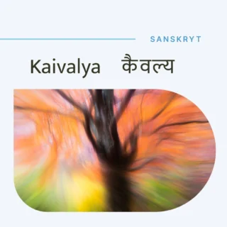 Kaivalya (कैवल्य) to sanskryckie słowo oznaczające “wyzwolenie” lub “absolutną wolność”. 

W kontekście jogi i filozofii hinduskiej, Kaivalya odnosi się do najwyższego stanu duchowego wyzwolenia i jedności z Boskością. Jest to ostateczny cel praktyki jogi i duchowego poszukiwania, gdzie jednostka osiąga stan całkowitej niezależności od materialnego świata i jego ograniczeń.

Kaivalya symbolizuje wyzwolenie od cyklu narodzin i śmierci (samsara) oraz uwolnienie od karmy i jej wpływów.
Osiągnięcie Kaivalya oznacza pełne zjednoczenie z najwyższą rzeczywistością, Brahmanem, co prowadzi do stanu wiecznego spokoju i szczęścia.
Kaivalya jest stanem, w którym jednostka odkrywa swoją prawdziwą naturę jako Atman (dusza) i rozpoznaje jej jedność z wszechświatem.

Osiągnięcie Kaivalya wymaga długotrwałej, systematycznej praktyki jogi, medytacji oraz dyscypliny duchowej. Patanjali w Jogasutrach przedstawia ścieżkę do Kaivalya poprzez osiem gałęzi (ashtanga joga):
1. Yama: Zasady moralne, takie jak niekrzywdzenie (ahimsa) i prawdomówność (satya)
2. Niyama: dyscyplina osobista, w tym czystość (shaucha) i zadowolenie (santosha).
3. Asana: praktyka pozycji jogi dla zdrowia fizycznego i stabilności
4. Pranayama: kontrola oddechu, która pomaga kontrolować energię życiową (prana)
5. Pratyahara: wycofanie zmysłów od zewnętrznych obiektów
6. Dharana: koncentracja na jednym punkcie lub obiekcie
7. Dhyana: medytacja, czyli nieprzerwane skupienie umysłu
8. Samadhi: ostateczny stan medytacji, gdzie umysł jest całkowicie zjednoczony z przedmiotem medytacji, prowadzący do Kaivalya

Patanjali poświęca ostatni rozdział Jogasutr, znany jako Kaivalya Pada, na omówienie stanu Kaivalya i sposobów jego osiągnięcia. Opisuje różne przeszkody na drodze do wyzwolenia i metody ich pokonywania.

Kaivalya jest najwyższym stanem duchowego wyzwolenia i jedności z Boskością, który można osiągnąć poprzez systematyczną praktykę jogi, medytacji i dyscypliny duchowej. 🌟

#Kaivalya #Joga #Duchowość #Wyzwolenie #Samorealizacja #Medytacja #AshtangaYoga #Patanjali