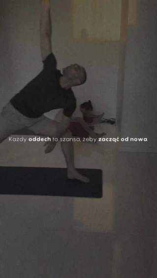Każdy oddech to szansa, żeby zacząć od nowa.

Nie musisz czekać na idealny moment, lepszy nastrój ani więcej siły. Czasem wystarczy jeden świadomy wdech. Jeden wydech, który pozwala odpuścić to, co już nie musi iść z Tobą dalej.

Wróć do ciała. Wróć do oddechu. Wróć do siebie.

#portalmocy #jogawroclaw #oddech #joga #praktykajogi