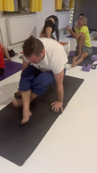 Hop Siup i Pyk – esencja Ashtangi! 🔥

W Ashtanga Vinyasa Jodze każda pozycja łączy się z oddechem w płynnej sekwencji ruchów, czyli vinyasie. To właśnie ona buduje ogień, rozwija siłę i utrzymuje skupienie.

💨 Oddech prowadzi ruch
⚡ Przeskok do siadu – kontrola, moc i lekkość
🔥 Chaturanga, pies w górę, pies w dół – rytm praktyki

Vinyasa to więcej niż przejścia – to medytacja w ruchu. 

Kto uwielbia ten flow? 🙌✨

#AshtangaYoga #Vinyasa #MysoreStyle #PortalMocy #OddechRuchFlow