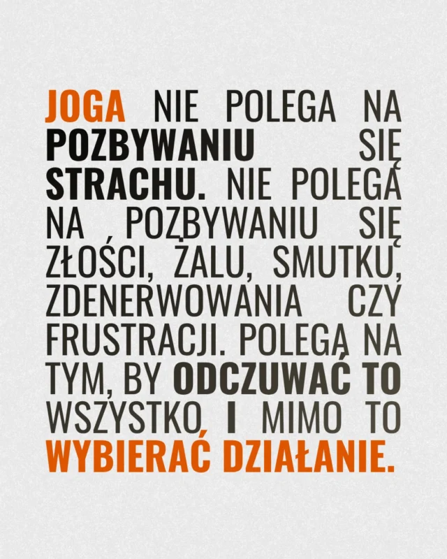 Joga nie jest sposobem na oderwanie się od tego, co trudne. Wręcz przeciwnie... uczy stawania twarzą w twarz z tym, co trudne. Z niepewnością, lękiem, poczuciem przytłoczenia. Z całą gamą emocji, których wolelibyśmy nie czuć.

Cała ta praktyka na macie ma jeden cel: nauczyć nas, jak radzić sobie z własnym umysłem, kiedy robi się ciężko. Jak zauważyć niepokój, zanim nas zaleje 🤬 
Jak usiedzieć z dyskomfortem w ciele, zamiast od niego uciekać i przejść przez niego na drugą stronę.

To nie jest duchowa ucieczka ani "tylko dobre wibracje" wyrwane z kontekstu prawdziwej filozofii jogi. 

Jogasutry, Bhagawadgita - te teksty od zawsze uczą pracy z myślami i budowania wytrzymałości na dyskomfort, a nie unikania go. Bo tak naprawdę nie chodzi o efektowną pozycję czy elastyczne ciało. Chodzi o to, żeby w najtrudniejszych, najbardziej przytłaczających momentach życia potrafić zostać obecnym i nie stracić gruntu pod nogami. 

I właśnie do tego przygotowuje nas każda godzina spędzona na macie 🥰