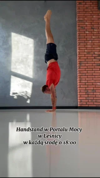 Stanie na rękach dla początkujących – niezależnie od tego, czy chcesz zacząć czy próbujesz od lat.

To nie jest pokaz siły. To nauka zaufania. Do siebie. Do ciała. Do procesu.

🤸🤸🏼‍♀️Na zajęciach handstandu:
– budujemy od podstaw 🙃 bez presji!
– wzmacniamy nadgarstki, barki, core
– poznajemy zabawne drille
– uczymy się techniki

To niekończąca się eksploracja bez spiny… spinamy tylko to co trzeba 😉

📍Wrocław, Leśnica
📅 Sprawdź grafik i zapisz się przez fitssey
🔗 Link w bio

#handstand #stanienarękach #swiatdogorynogami #jogawlesnicy #treninghandstand #odwagaizabawa #wroclawjoga