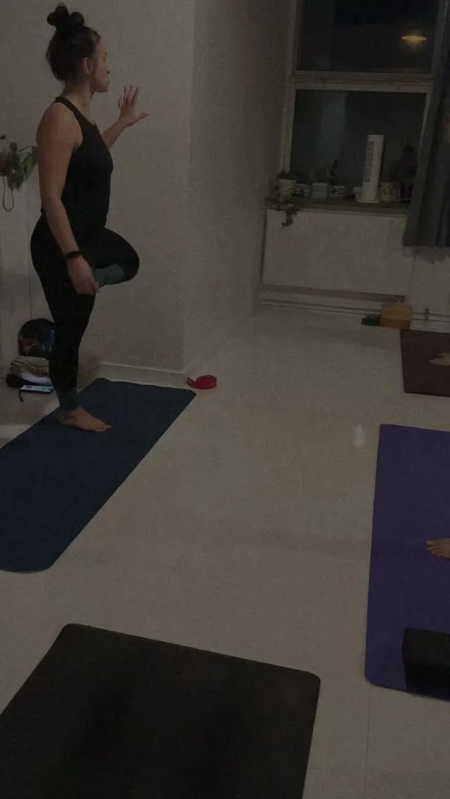 Czy Twój oddech pracuje na Ciebie, czy przeciwko Tobie?

Płytki oddech, oddychanie ustami, zbyt szybki rytm, wstrzymywanie oddechu czy oddychanie tylko górną częścią klatki piersiowej – to sygnały, że Twój oddech nie działa tak, jak powinien.

Dobra wiadomość: tego można się nauczyć od nowa 🥰 

#oddech #pranajama #joga #zdrowie #oddechnosem