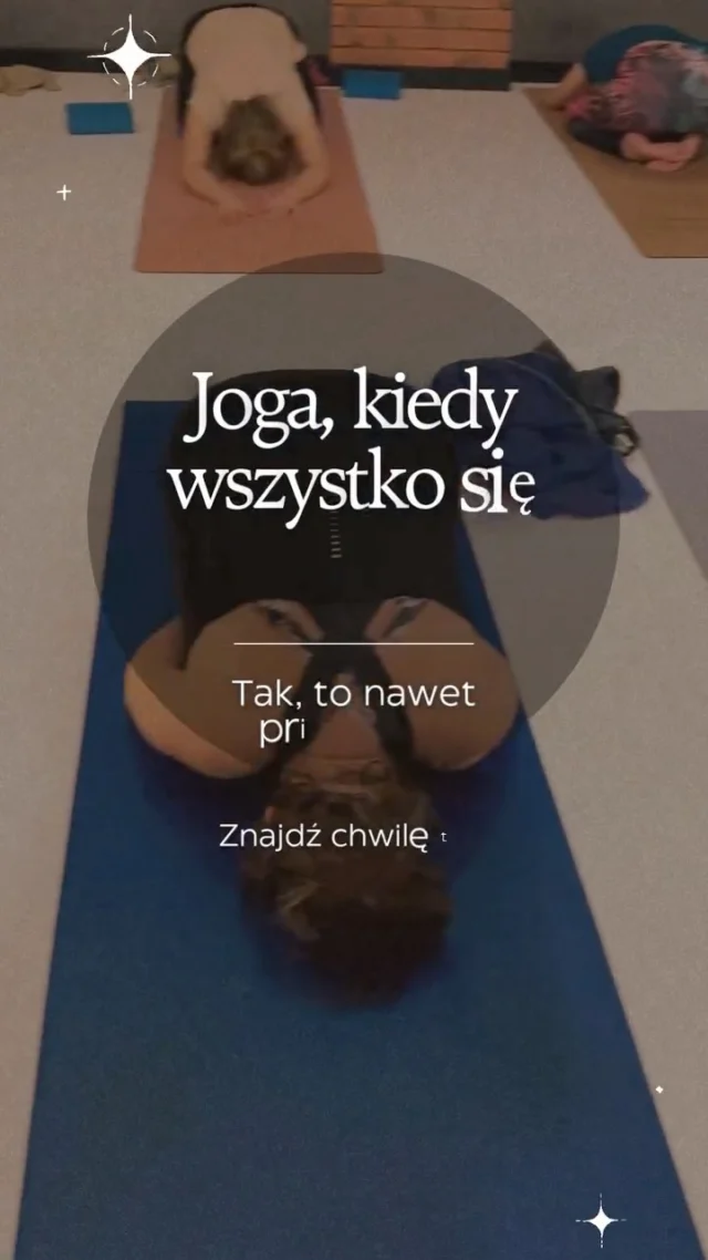 Są dni, kiedy nawet drobiazg jest o jeden za dużo. Ktoś dzwoni w złym momencie, coś wypada z rąk, a zwykłe „co na obiad?” brzmi jak trudne pytanie.

Na zajęcia nie trzeba przychodzić w dobrym humorze. Można być zmęczonym, rozkojarzonym i mieć ochotę głównie poleżeć.

Powiedz nauczycielowi, jak się czujesz. Wybierz spokojniejszy wariant, zrób przerwę. Nie ma obowiązku wykorzystania każdej minuty na wysiłek.

Czasem dobrze po prostu spędzić godzinę w miejscu, w którym niczego nie trzeba udawać.
