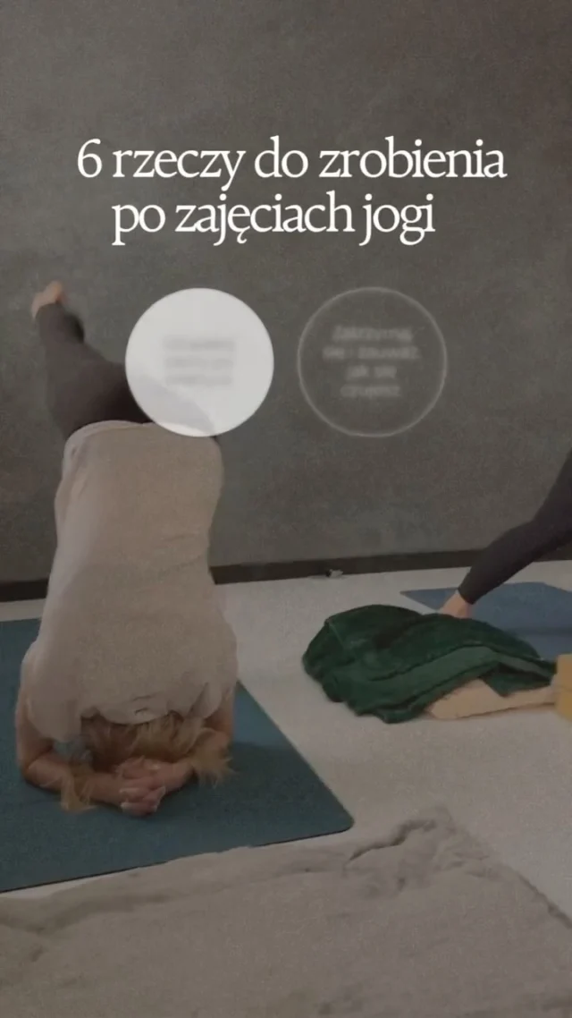 Zwijasz matę i od razu biegniesz dalej? Jeśli możesz, zostaw sobie kilka minut pomiędzy zajęciami a resztą dnia.

1. Napij się wody. 
Spokojnie, zgodnie z pragnieniem.

2. Zauważ, jak się czujesz. 
Masz więcej energii, senność, ochotę na ciszę? Nie każda praktyka zostawia takie samo wrażenie.

3. Zakończ ruch łagodnie. 
Jeśli potrzebujesz jeszcze chwili, poruszaj się spokojnie. Dodatkowe rozciąganie nie jest konieczne.

4. Zjedz, jeśli czujesz głód. 
Przekąskę lub posiłek dopasuj do swoich potrzeb i pory dnia.

5. Zapisz jedną obserwację. 
Może wskazówkę nauczyciela albo pytanie, do którego chcesz wrócić na kolejnych zajęciach.

6. Daj sobie chwilę bez pośpiechu. 
Choćby podczas ubierania się i drogi do domu. Nie musisz od razu wyciągać telefonu.