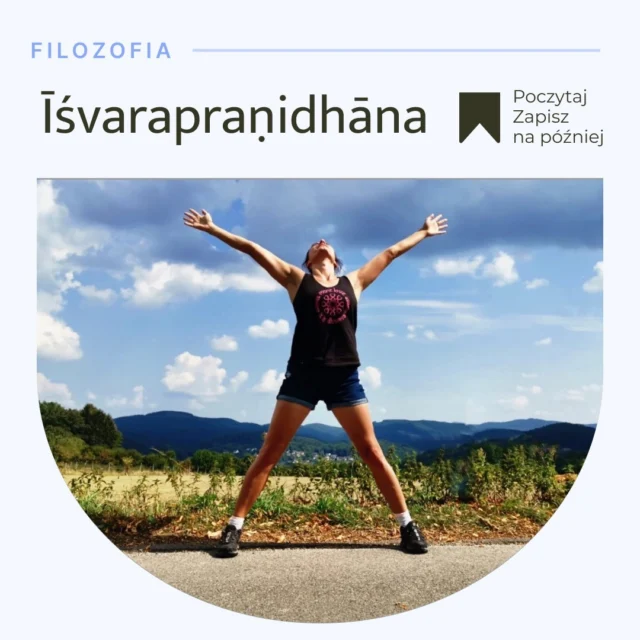 Ishvara (ईश्वर) – często tłumaczone jako “Bóg”, “boskość” lub “najwyższa świadomość” 🌟. W filozofii jogi Ishvara niekoniecznie oznacza osobowego Boga, ale raczej uniwersalną, transcendentną siłę, zasadę, która rządzi wszechświatem 🌌. To coś, co jest większe od jednostki, co obejmuje wszystko i istnieje w każdym aspekcie życia 🌍.

Pranidhana (प्रणिधान) – to “oddanie”, “poświęcenie” lub “zaufanie” 🙏. Słowo to odnosi się do aktu świadomego poddania się, odpuszczenia własnej kontroli i zaufania temu, co przynosi życie 💫.

Razem, Ishvara Pranidhana oznacza “oddanie się wyższej mocy” lub “zaufanie uniwersalnej świadomości” 🌿. Jest to głęboka zasada jogi, która polega na porzuceniu ego i kontroli nad tym, co dzieje się w naszym życiu, i zaufaniu, że istnieje większy porządek, który nas prowadzi 🌀.

W praktyce jogi Ishvara Pranidhana uczy nas akceptacji rzeczywistości, odpuszczania perfekcjonizmu 🎯, a także zrozumienia, że nie wszystko jest pod naszą kontrolą. To wyraz duchowego zaufania i pokory, które przynosi wewnętrzny spokój 🧘‍♀️.

Ishvara Pranidhana to nie bierne poddanie się losowi, ale głęboka, świadoma akceptacja tego, że nie zawsze wszystko musi iść zgodnie z naszym scenariuszem – i to jest w porządku ✨.

Zaufaj życiu, otwórz się na to, co przynosi, a odnajdziesz spokój i wewnętrzną harmonię 🌿.