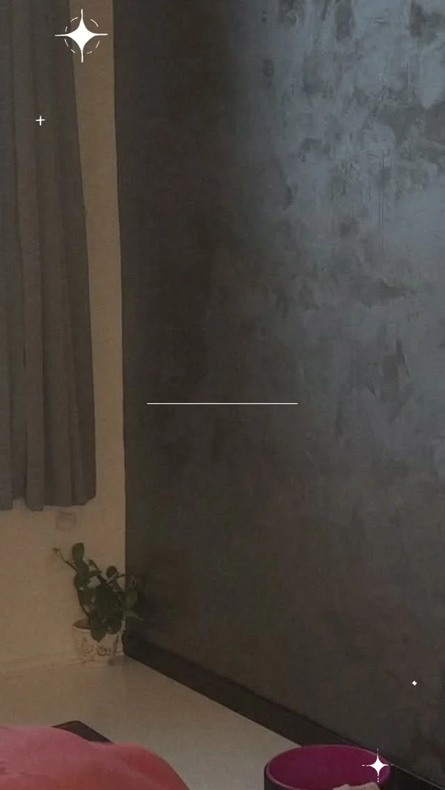 Jeszcze jeden mail, szybki telefon i coś, co miało zająć pięć minut. Robi się wieczór, a Ty od rana właściwie nie wiesz, jak się czujesz.

W taki dzień wyjście na jogę może wydawać się kolejnym obowiązkiem. Czasem najtrudniej po prostu zamknąć laptop i wyjść.

Na macie przez godzinę nikt nie czeka na Twoją odpowiedź. Możesz się poruszać, odpocząć i zauważyć, ile napięcia nosisz w ramionach.

Praca potrafi wypełnić cały dostępny czas. Warto zostawić trochę miejsca również dla siebie.
