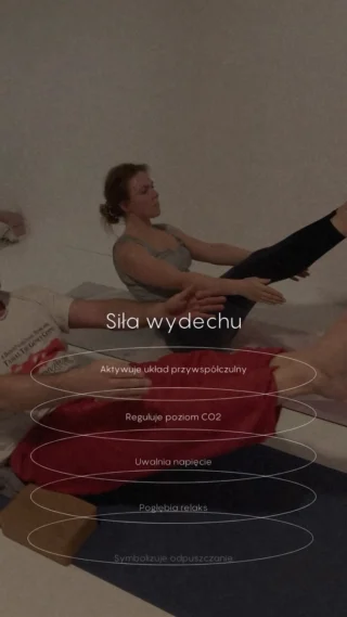 Wydech to moment, w którym ciało może puścić napięcie.

Nie trzeba robić więcej. Czasem wystarczy wydłużyć wydech, poczuć ciężar ciała i pozwolić układowi nerwowemu wrócić do równowagi.

Oddychaj spokojnie. Zmiękczaj. Odpuszczaj.

#oddech #joga #relaks #ukladnerwowy #portalmocy