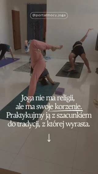 Ostatnio trafiam na posty, w których nauczycielki jogi  piszą, że nie kończą zajęć słowem „Namaste”, bo pochodzi ono z innej kultury.

Jeśli „Namaste” jest dla nas zbyt obce to co właściwie robimy na macie?😉
„Namaste” nie jest próbą przekonywania kogokolwiek do innej wiary.

Joga nie zaczęła się na Instagramie. Nie powstała w popularnym studio wellness i nie jest tylko zestawem ćwiczeń na mocne ciało, zdrowy kręgosłup czy lepsze samopoczucie.

Joga ma swoje korzenie. Głębokie, stare i konkretne.
Asany, pranajama, medytacja, jogasutry, karma, dhyana, samadhi… wszystko to wyrasta z indyjskiej filozofii i duchowości. Podobnie jak samo słowo „joga”.

Jogę może praktykować każdy. Niezależnie od religii, światopoglądu, wieku, sprawności czy doświadczenia. Joga nie wymaga od nas zmiany wiary ani dołączenia do sekty. Zaprasza do doświadczania poprzez ciało, oddech, uważność i obecność.

Ale otwartość nie musi oznaczać odcinania korzeni.
Możemy uczyć jogi współcześnie. Możemy mówić prostym językiem. Możemy tworzyć przestrzeń, w której nikt nie czuje się wykluczony ani zmuszany do przyjmowania cudzych przekonań.
Nie musimy jednak przy tym usuwać wszystkiego, co wydaje się nam obce, niewygodne albo niepasujące do zachodniego świata.

Bo wtedy z jogi zostają pozycje, legginsy i ładne kadry. A znika to, co stanowi jej głębię.

Dla mnie joga może być jednocześnie tradycyjna i żywa. Głęboka i dostępna. Wymagająca i pełna wolności. Może szanować swoje źródło, a przy tym odpowiadać na potrzeby współczesnego człowieka:)

#Namaste 💖