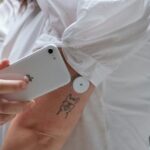 Sensor glukozy na ramieniu a praktyka jogi: gdzie go przykleić, żeby nie przeszkadzał?
